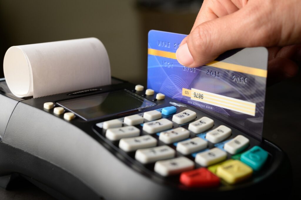 Karta bankomatowa pozostawiona w bankomacie stała się okazją dla złodziejki